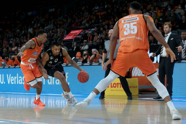 更折射出足 更折射出足